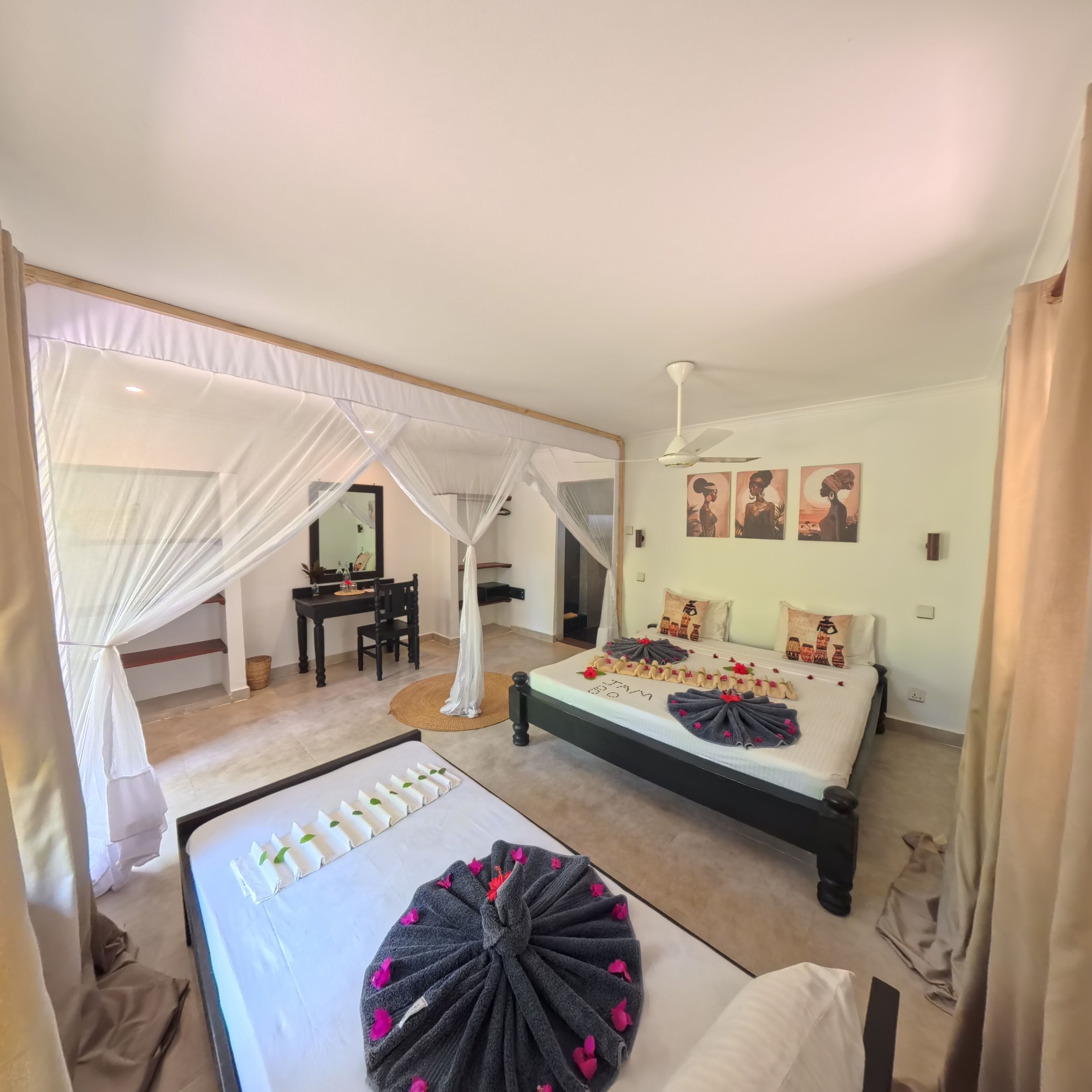 Ein Schlafzimmer mit Bett, Schreibtisch, Stuhl, Kleiderschrank und Spiegel.