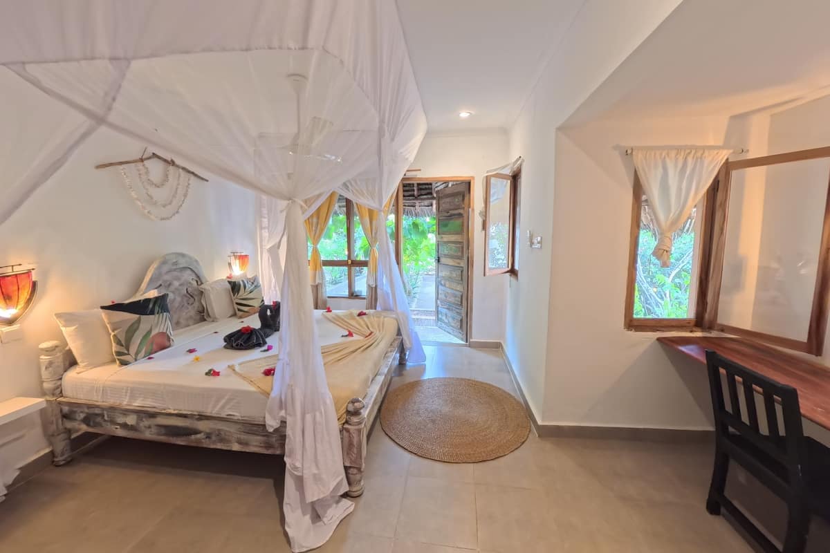 Standard Bungalow | In-room safe, individually decorated, individually furnished, desk