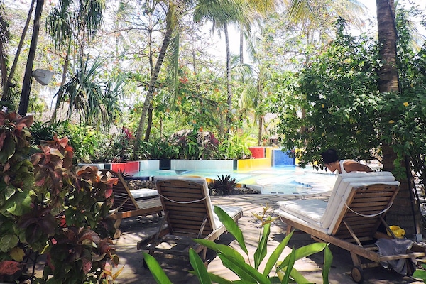 Een buitenzwembad en ligstoelen