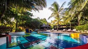 Alberca al aire libre y camastros 