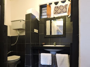 Bungalow Standard | Bagno | Doccia, soffione a pioggia, asciugacapelli, bidet