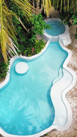 Una piscina al aire libre, sillones reclinables de piscina