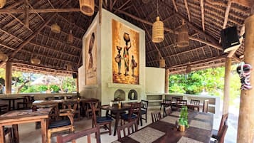 供應早餐、午餐及晚餐
