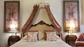 ألحفة محشوة بالريش وميني بار وخزنة داخل الغرفة وبديكورات فريدة لكل غرفة