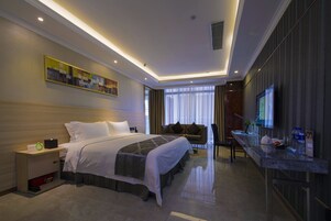 Design Double Room | Premium bedding, desk, blackout curtains, soundproofing
