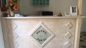 A reception desk with a sign that reads "HOTEL PATTI". - Hotel Patti (Golfo Aranci)