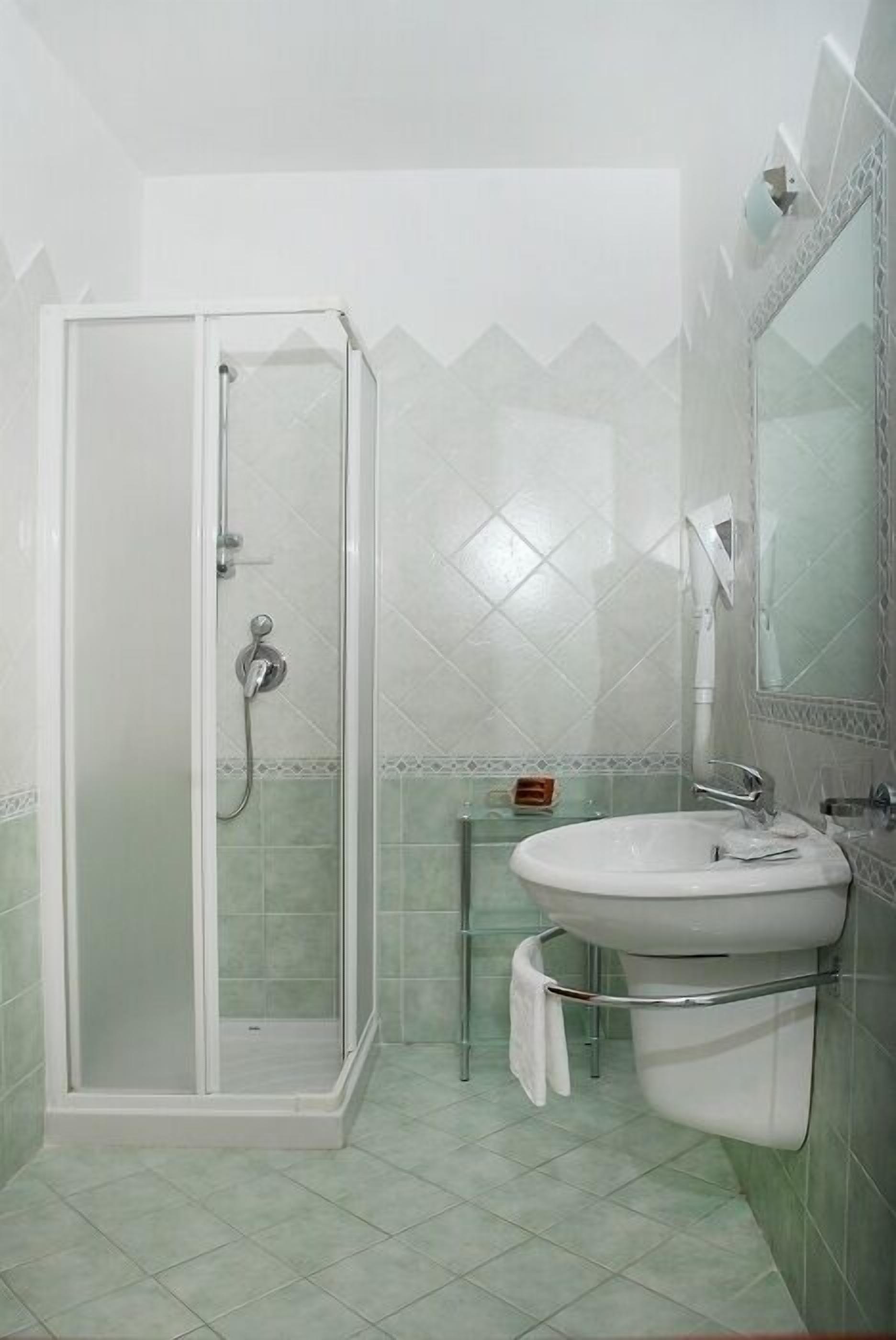 Dusche, kostenlose Toilettenartikel, Haartrockner, Bidet