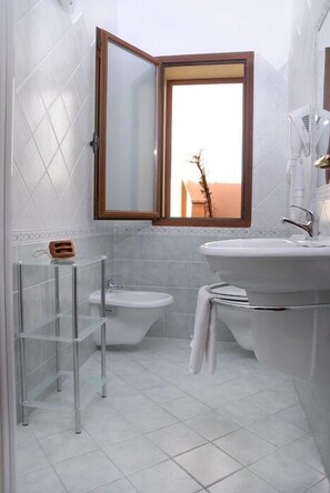 Kamar Double untuk 1 Orang | Kamar mandi | Shower, perlengkapan mandi gratis, pengering rambut, dan kloset