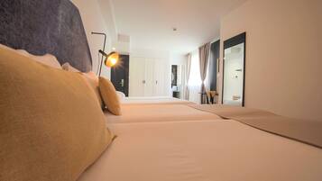 Literie de qualité supérieure, matelas mémoire de forme, minibar