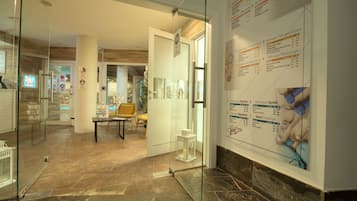 Un sauna, una bañera de hidromasaje, baño turco/hammam