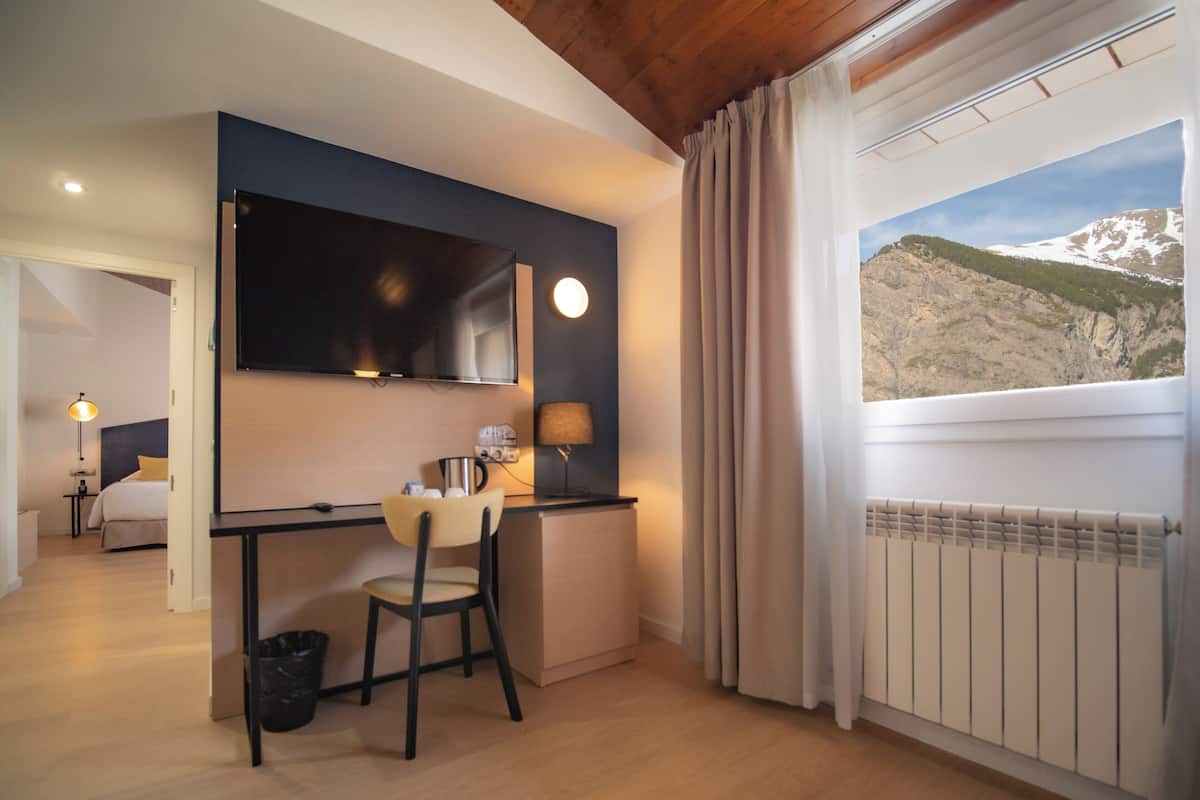 Design Suite, Jetted Tub (2 Adults + 2 Children) | Premium bedding, memory-foam beds, minibar, in-room safe