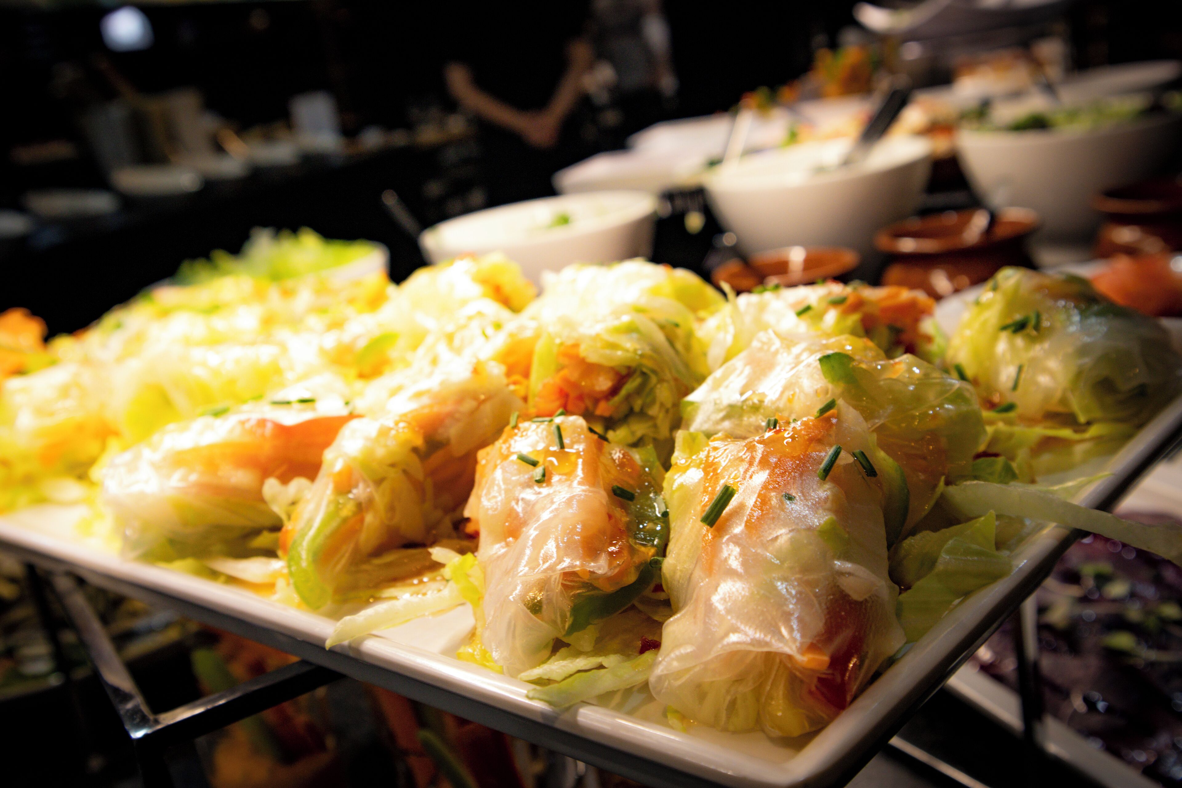 Una mesa de bufé con diversos platos, incluyendo panes y ensaladas.