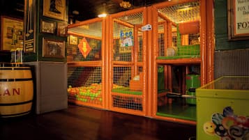 Área de juegos infantiles bajo techo