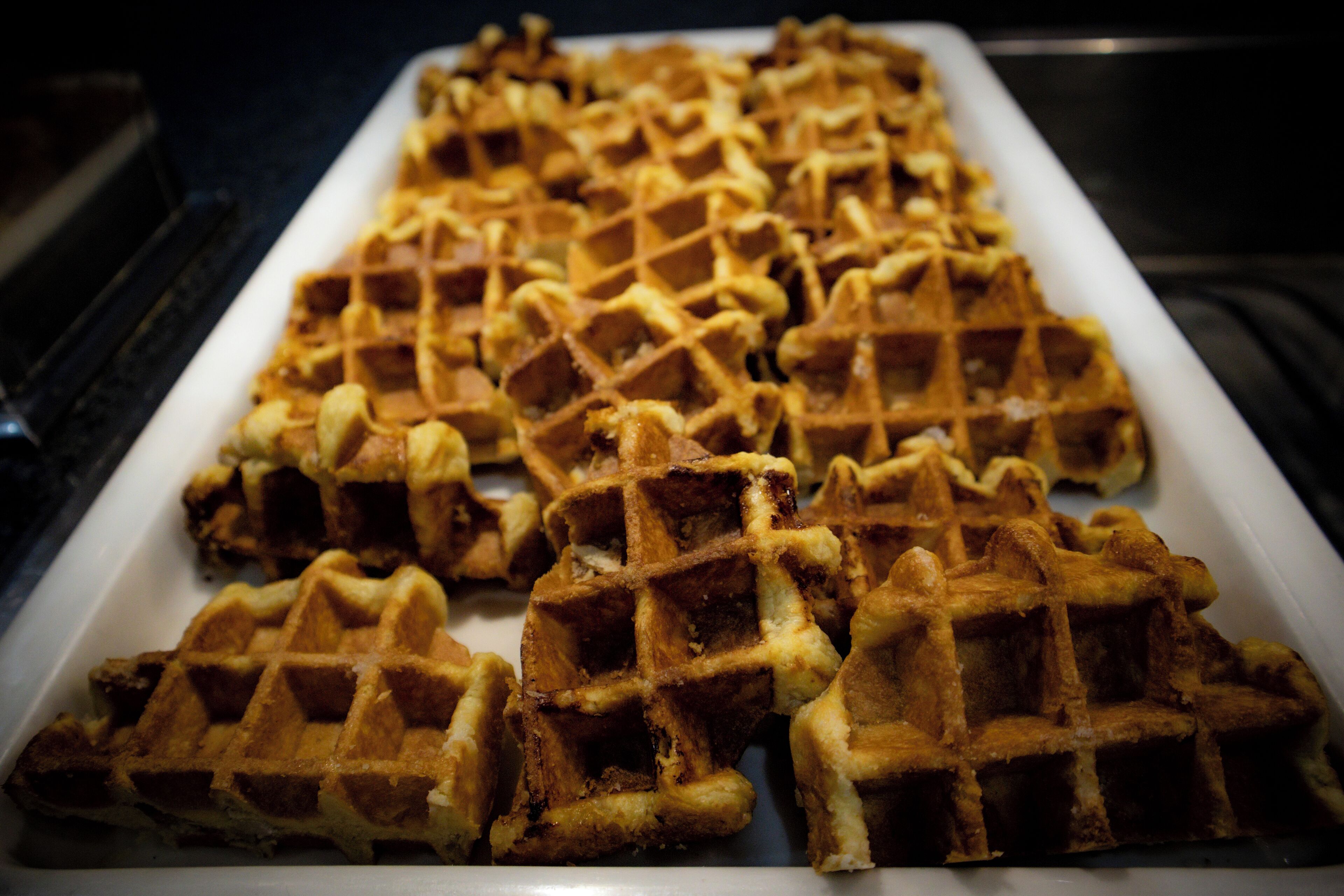 Une assiette de gaufres fraîchement préparées.