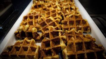 Une assiette de gaufres fraîchement préparées.