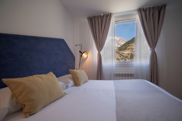 Kamar Double Superior | Seprai premium, busa memori, minibar, dan brankas