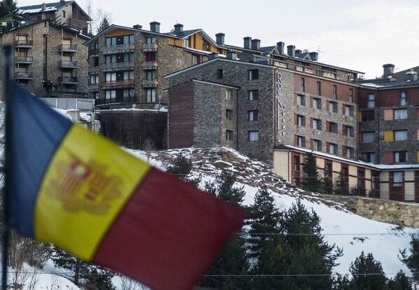 Un edificio con varios balcones y fachada de piedra.