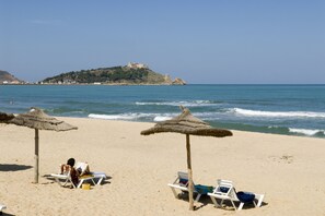 Plage privée, cabines gratuites, parasols, serviettes de plage