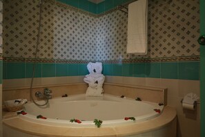 Habitación cuádruple estándar, vistas al mar | Baño | Bañera, artículos de higiene personal gratuitos y secador de pelo