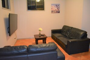 Exclusive House, 6 Bedrooms, Garden View | Living room | Smart TV - Eatons Hill Retreat (Eatons Hill)