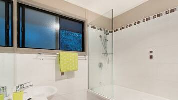 Exclusive House, 6 Bedrooms, Garden View | Bathroom | Shower, free toiletries, towels