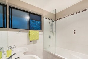 Casa exclusiva, 6 quartos, vista para o jardim | Banheiro | Chuveiro, produtos de toalete grátis, toalhas de banho 