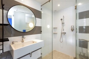 Shower, free toiletries, towels