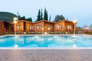 Suite Room | Outdoor pool