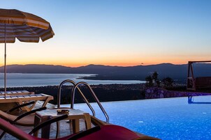 Presidential Villa | Select Comfort beds, minibar, iron/ironing board, free WiFi