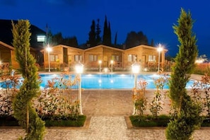 Suite Room | Outdoor pool