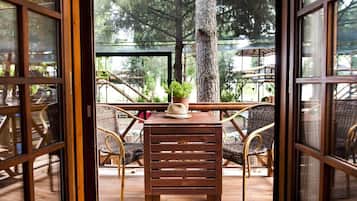 Select Comfort beds, minibar, iron/ironing board, free WiFi
