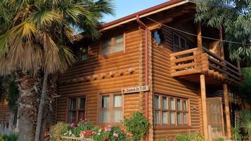 Tomruk Balcony | Select Comfort beds, minibar, iron/ironing board, free WiFi
