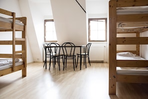Chambre Quadruple, salle de bains commune | Coffres-forts dans les chambres, lits pliants/supplémentaires
