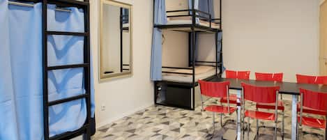 Single Bed in 6-Bed Shared Dormitory, Mixed Dorm (Room No. 31) | Zimmersafe, Zustellbetten, kostenloses WLAN, Bettwäsche