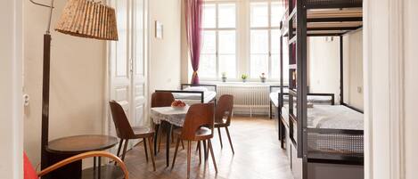 Basic-værelse til 3 personer - fælles badeværelse | Pengeskab på værelset, ekstra senge (tillægsgebyr), gratis Wi-Fi