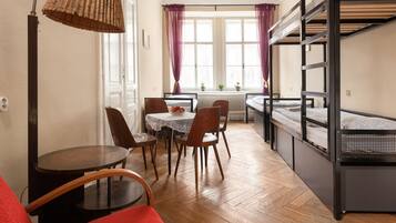 Chambre Triple, salle de bains commune | Coffres-forts dans les chambres, lits pliants/supplémentaires