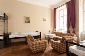 Single Bed in 6-Bed Shared Dormitory, Mixed Dorm (pc 5) | 客房内保险箱、折叠床/加床（额外收费）、免费 WiFi