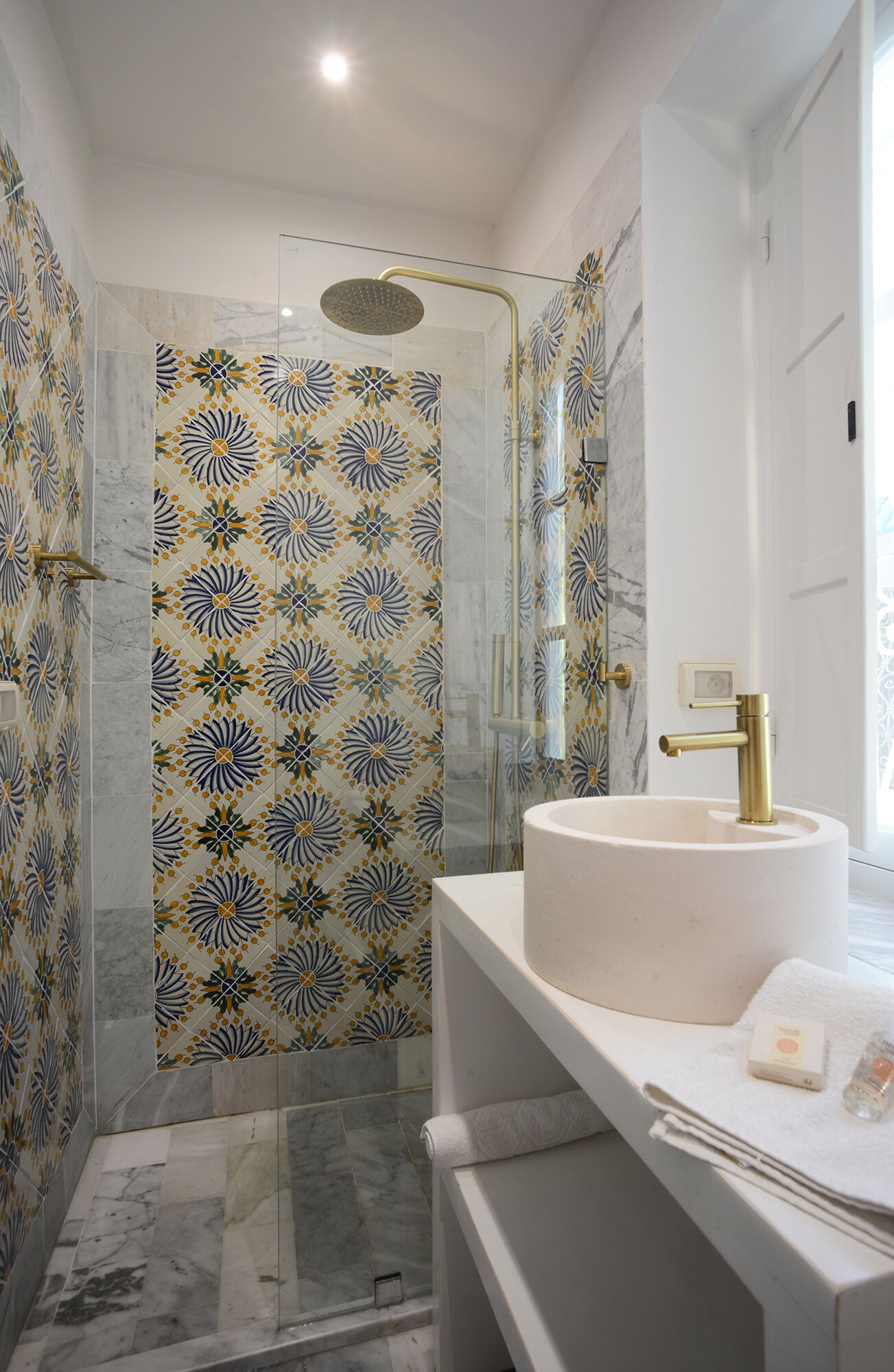 Un baño moderno con ducha, lavabo y espejo.