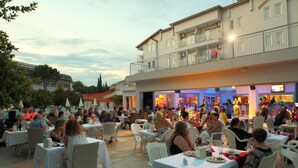 Outdoor dining - Cats Garden Apart Hotel (Manavgat)
