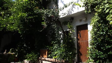 Vista frontal de la propiedad