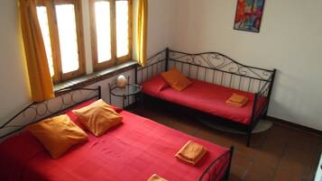 Eenvoudige kamer, 1 twee- of 2 eenpersoonsbedden, privébadkamer | Gratis wifi, beddengoed