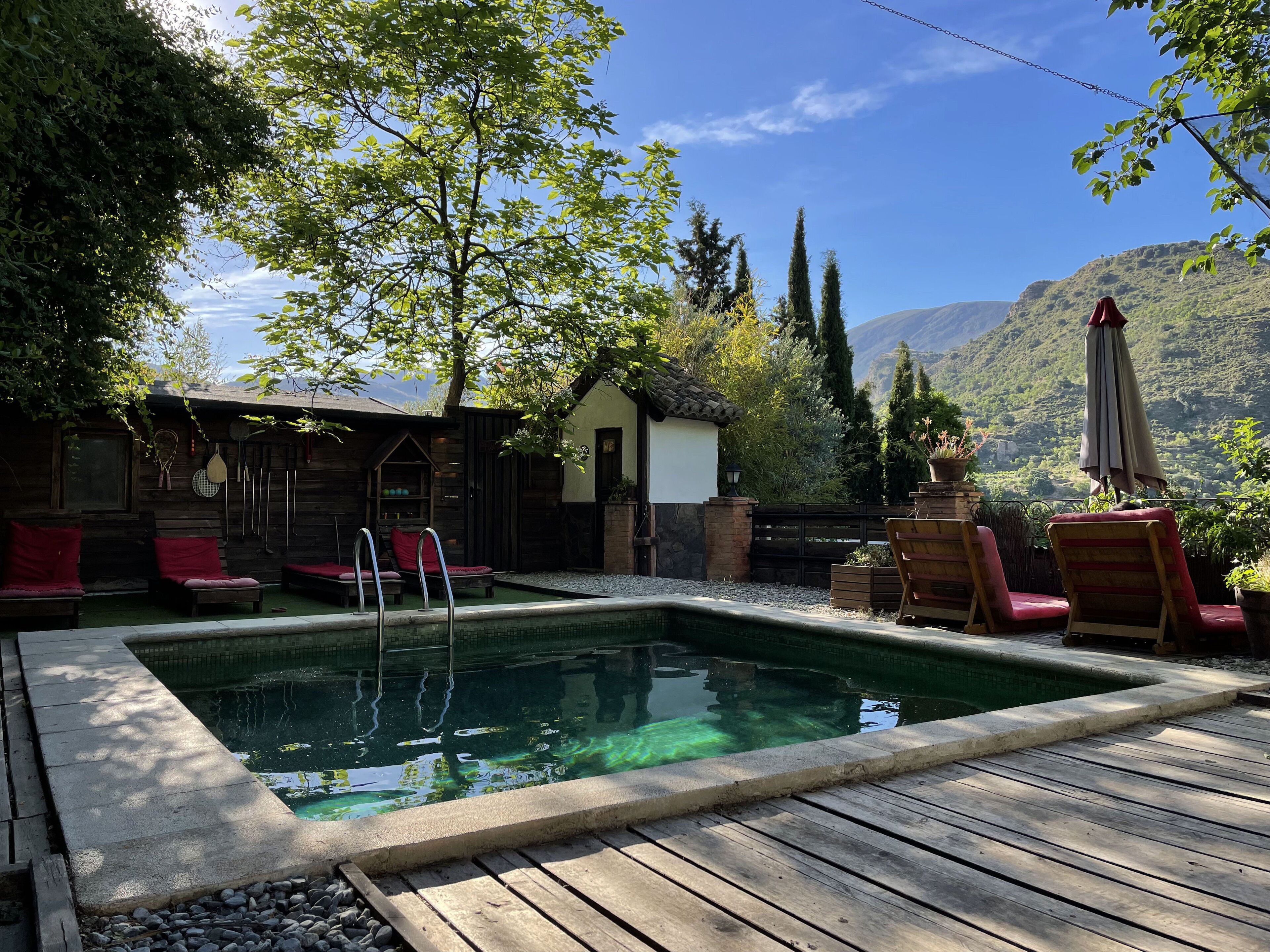 Een seizoensgebonden buitenzwembad