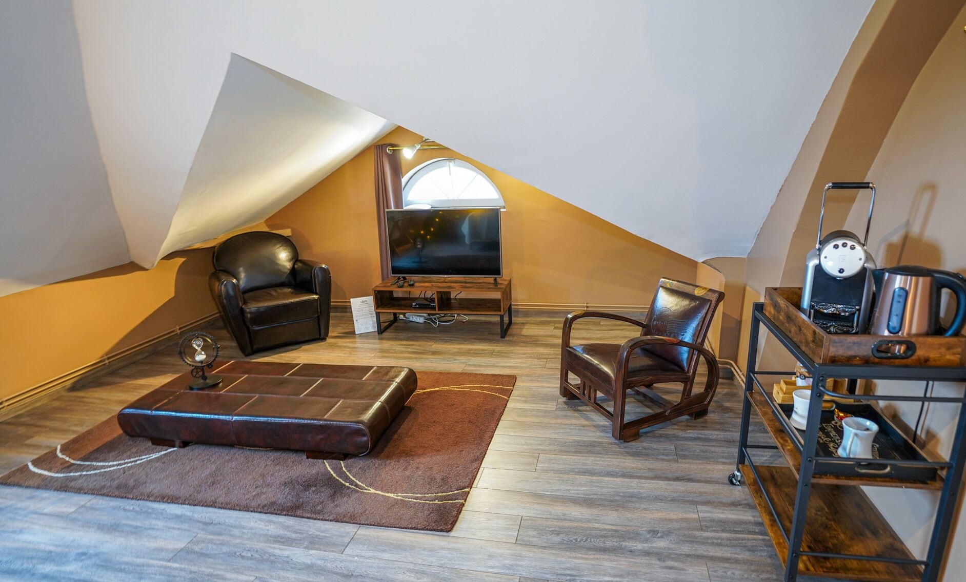 Room (Loft Industriel) | Individually decorated, individually furnished, desk, blackout drapes