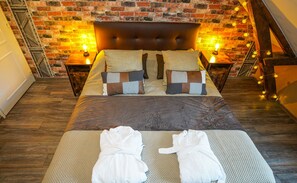 Room (Loft Industriel) | Dihias secara berasingan, dilengkapkan perabot secara berasingan, meja 