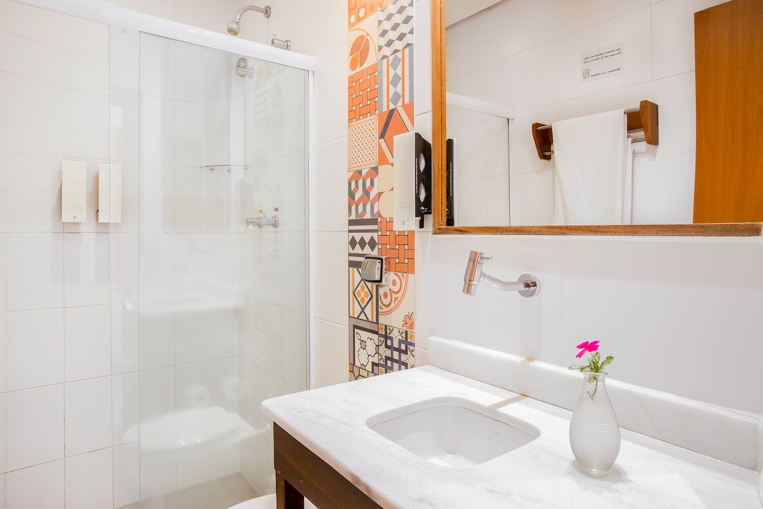 comfort casal | premium bedding, pillow-top beds, minibar, laptop workspace