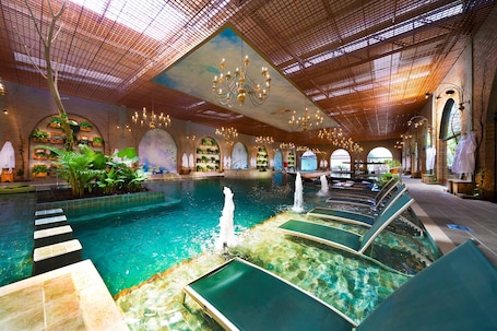 Couples treatment rooms, body treatments, hot stone massages