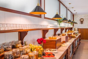 Free daily buffet breakfast - HOTEL VILLA LOBOS SPA ROMANTIK  (Extrema)