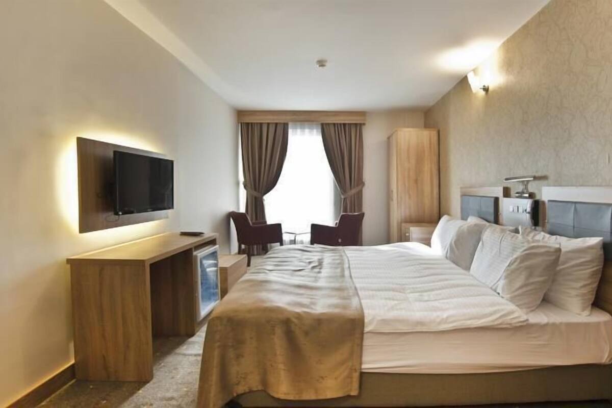 Minibar, escritorio y wifi gratis