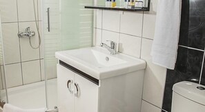 Ducha, artículos de tocador gratuitos, secador de pelo, pantuflas