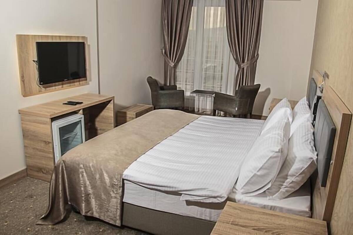 Minibar, escritorio y wifi gratis